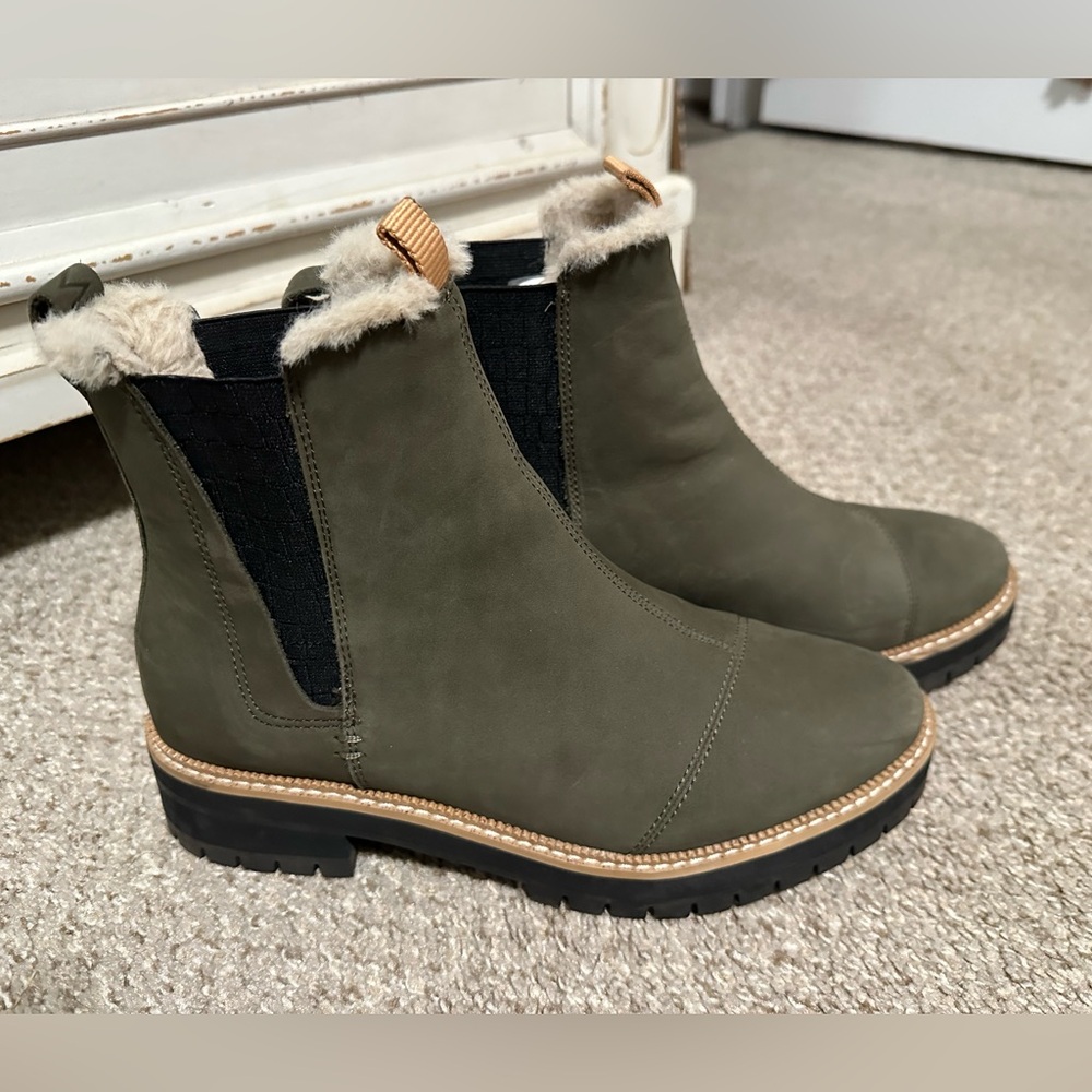 Toms Dakota Fur Lined Olive Green Chelsea Boots